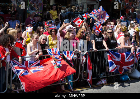 Windsor, Royaume-Uni. 19 mai, 2018. Des milliers de sympathisants bordent les rues de Windsor pour assister à la procession de chariot, le prince Harry et Meghan Markle, maintenant, le duc et la duchesse de Kent, après leur mariage à la Chapelle St George du château de Windsor. Credit : Mark Kerrison/Alamy Live News Banque D'Images