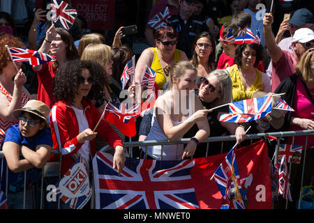 Windsor, Royaume-Uni. 19 mai, 2018. Des milliers de sympathisants bordent les rues de Windsor pour assister à la procession de chariot, le prince Harry et Meghan Markle, maintenant, le duc et la duchesse de Kent, après leur mariage à la Chapelle St George du château de Windsor. Credit : Mark Kerrison/Alamy Live News Banque D'Images