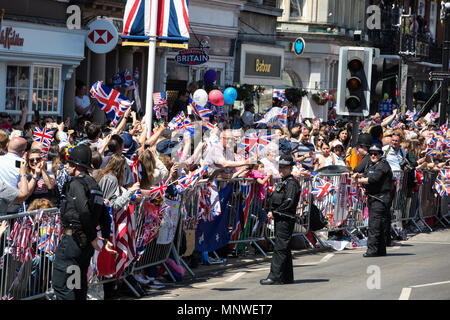 Windsor, Royaume-Uni. 19 mai, 2018. Des milliers de sympathisants bordent les rues de Windsor pour assister à la procession de chariot, le prince Harry et Meghan Markle, maintenant, le duc et la duchesse de Kent, après leur mariage à la Chapelle St George du château de Windsor. Credit : Mark Kerrison/Alamy Live News Banque D'Images