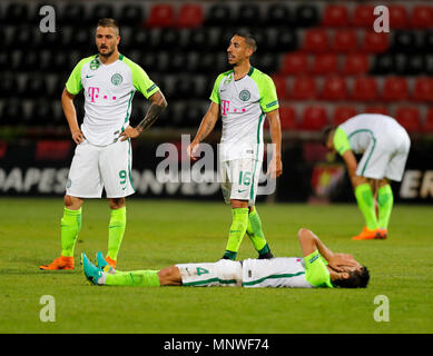 BUDAPEST, HONGRIE - le 19 mai : Stefan Spirovski de Ferencvarosi TC # 4 fixe sur la hauteur en face de Balazs de Lovrencsics Ferencvarosi TC (l) et Leandro de Almeida 'Leo' de Ferencvarosi TC # 16 après le Hongrois OTP Bank Liga match entre Budapest Honved et Ferencvarosi TC à Bozsik Stadium le 19 mai 2018 à Budapest, Hongrie. Credit : Laszlo Szirtesi/Alamy Live News Banque D'Images