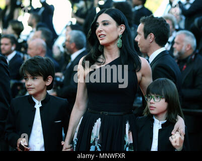Cannes, France. 19 mai, 2018. La réalisatrice Nadine Labaki (C) du film "capharnaüm" assiste à la cérémonie de clôture du 71ème Festival du Film de Cannes, France, le 19 mai 2018. Le film de Nadine Labaki "capharnaüm" a reçu le Prix du Jury du 71e Festival de Cannes. Credit : Luo Huanhuan/Xinhua/Alamy Live News Banque D'Images