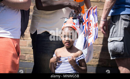 Windsor, Royaume-Uni. 19 mai, 2018. Un enfant réagit au cours de la cérémonie de mariage.Le prince Henry Charles Albert David de Galles épouse Mme Meghan Markle dans un service à la Chapelle St George dans l'enceinte du château de Windsor. Credit : Ioannis Alexopoulos SOPA/Images/ZUMA/Alamy Fil Live News Banque D'Images