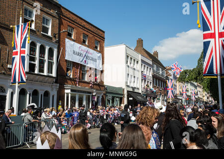 Windsor, Royaume-Uni. 19 mai, 2018. Des milliers de sympathisants bordent les rues de Windsor pour assister à la procession de chariot, le prince Harry et Meghan Markle, maintenant, le duc et la duchesse de Sussex après leur mariage à la Chapelle St George du château de Windsor. Credit : Mark Kerrison/Alamy Live News Banque D'Images