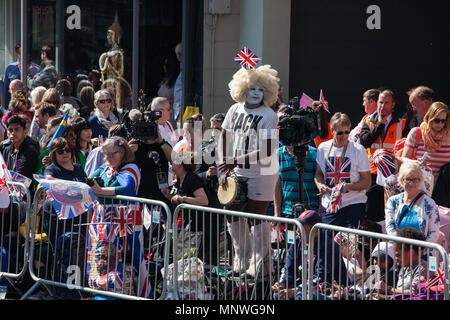 Windsor, Royaume-Uni. 19 mai, 2018. Des milliers de sympathisants bordent les rues de Windsor pour assister à la procession de chariot, le prince Harry et Meghan Markle, maintenant, le duc et la duchesse de Sussex après leur mariage à la Chapelle St George du château de Windsor. Credit : Mark Kerrison/Alamy Live News Banque D'Images