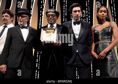 Cannes, France. 19 mai, 2018. Directeur américain Spike Lee (C) du film 'BlacKkKlansman' qui a reçu le Grand Prix assiste à la cérémonie de remise des prix à la 71e Festival de Cannes à Cannes, France, le 19 mai 2018. Le 71e Festival du Film de Cannes, fermé le samedi. Credit : Da Ning/Xinhua/Alamy Live News Banque D'Images