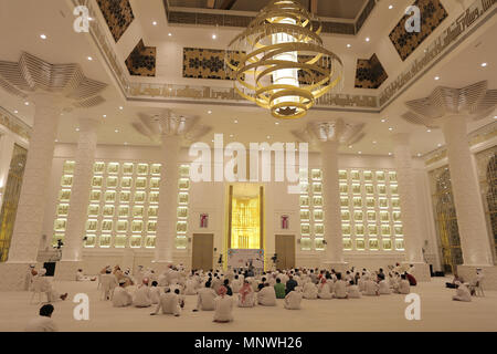 Ajman, Émirats arabes unis. 19 mai, 2018. Les gens participent à des activités à Amina bint Ahmad Al-Ghurair mosquée sur le troisième jour du Ramadan à Al Ain, Émirats arabes unis, le 19 mai 2018. Credit : Mahmoud Khaled/Xinhua/Alamy Live News Banque D'Images