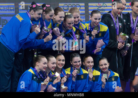 Budapest. 19 mai, 2018. Les membres de l'Ukraine l'équipe de participer à la cérémonie de la mise en surbrillance à la routine de la série mondiale de la FINA Natation artistique Open de Budapest à Budapest, Hongrie le 19 mai 2018. L'Ukraine a gagné la médaille d'or avec 93,1333 points. Credit : Attila Volgyi/Xinhua/Alamy Live News Banque D'Images