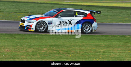 Colin Turkington (équipe BMW BMW/Pirtek) course à Thruxton Circuit de Course pendant les qualifications pour la Dunlop MSA British Touring Car Championship, Andover, Hampshire, Royaume-Uni. Avec la plus grande vitesse moyenne de n'importe quelle piste visitée par le BTCC, Thruxton's 2.4 km circuit fournit certaines des plus grands frissons et les déversements dans le sport automobile et a acquis la réputation d'être un véritable suivi du conducteur. En 1993, Damon Hill a conduit une voiture de Formule 1 Williams autour du circuit à la vitesse moyenne de 147km/h et les pilotes peuvent atteindre 186mph. Banque D'Images