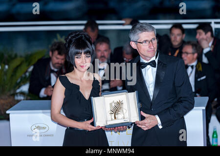 Cannes, France. 19 mai 2018. Directeur Photo Fabrice Aragno pose avec la Palme d'or au nom de directeur Jean-Luc Godard pour son film "l'image book' (Le Livre D'Image) et Mitra Farahani se trouve à côté de lui à la photocall la Palme d'Or au cours de la Palme d'or lors de la 71e assemblée annuelle du Festival du Film de Cannes au Palais des Festivals le 19 mai 2018 à Cannes, France Crédit : BTWImages/Alamy Live News Banque D'Images