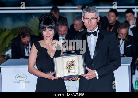 Cannes, France. 19 mai 2018. Directeur Photo Fabrice Aragno pose avec la Palme d'or au nom de directeur Jean-Luc Godard pour son film "l'image book' (Le Livre D'Image) et Mitra Farahani se trouve à côté de lui à la photocall la Palme d'Or au cours de la Palme d'or lors de la 71e assemblée annuelle du Festival du Film de Cannes au Palais des Festivals le 19 mai 2018 à Cannes, France Crédit : BTWImages/Alamy Live News Banque D'Images