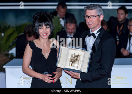 Cannes, France. 19 mai 2018. Directeur Photo Fabrice Aragno pose avec la Palme d'or au nom de directeur Jean-Luc Godard pour son film "l'image book' (Le Livre D'Image) et Mitra Farahani se trouve à côté de lui à la photocall la Palme d'Or au cours de la Palme d'or lors de la 71e assemblée annuelle du Festival du Film de Cannes au Palais des Festivals le 19 mai 2018 à Cannes, France Crédit : BTWImages/Alamy Live News Banque D'Images