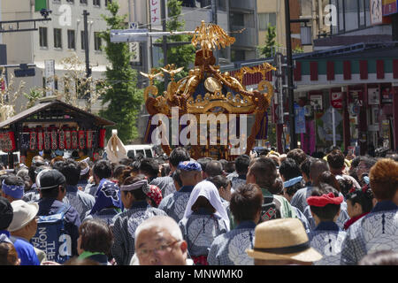 Tokyo, Japon. 20 mai 2018. Les participants portent un Mikoshi (temple portatif) au cours du Sanja Matsuri à Asakusa district. Le Sanja Matsuri est l'un des plus grands festivals Shinto à Tokyo, et c'est tenue à Tokyo Asakusa du district pour trois jours autour de la troisième semaine de mai. De grands groupes de personnes habillé des vêtements traditionnels pour porter Mikoshi (sanctuaires portables sacré) entre les rues à proximité de Temple Sensoji à apporter des bénédictions et de la fortune. Credit : ZUMA Press, Inc./Alamy Live News Banque D'Images