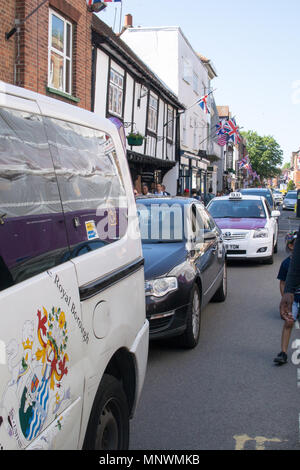 Eton, UK. 19 mai 2018. Eton High Street engorgée avec des files d'attente de taxis pour collecter des visiteurs après le mariage royal au château de Windsor. Credit : Karen Hunt/Alamy Live News Banque D'Images
