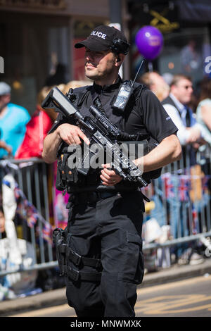 L'ordre le mariage du prince Harry à Meghan Markle a pris de nombreuses formes de la traditionnelle Bobby sur le beat et les officiers montés à l'armes à feu ont lourdement armés munis d'armes automatiques qui ont été très présent. Crédit : David Betteridge/Alamy Live News Banque D'Images