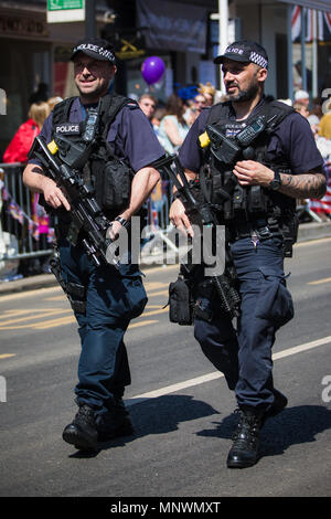 L'ordre le mariage du prince Harry à Meghan Markle a pris de nombreuses formes de la traditionnelle Bobby sur le beat et les officiers montés à l'armes à feu ont lourdement armés munis d'armes automatiques qui ont été très présent. Crédit : David Betteridge/Alamy Live News Banque D'Images