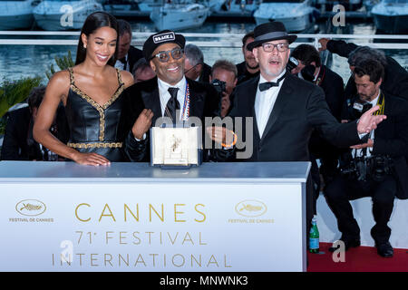 CANNES, FRANCE - 19 MAI : Barry Alexander Brown (R) et Laura Harrier (L) posent avec le réalisateur Spike Lee (C) maintenant le Grand Prix 'BlacKkKlansman' à la Palme d'Or Photocall lors de la 71 e assemblée annuelle du Festival du Film de Cannes au Palais des Festivals le 19 mai 2018 à Cannes, France Crédit : BTWImages/Alamy Live News Live News Banque D'Images