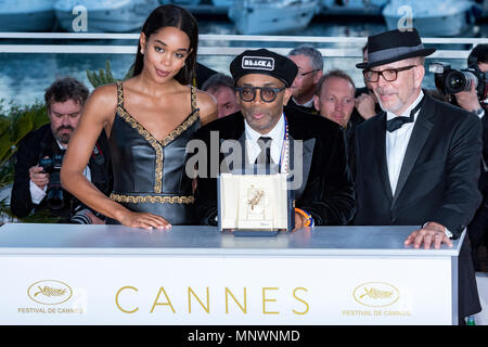 CANNES, FRANCE - 19 MAI : Barry Alexander Brown (R) et Laura Harrier (L) posent avec le réalisateur Spike Lee (C) maintenant le Grand Prix 'BlacKkKlansman' à la Palme d'Or Photocall lors de la 71 e assemblée annuelle du Festival du Film de Cannes au Palais des Festivals le 19 mai 2018 à Cannes, France Crédit : BTWImages/Alamy Live News Live News Banque D'Images