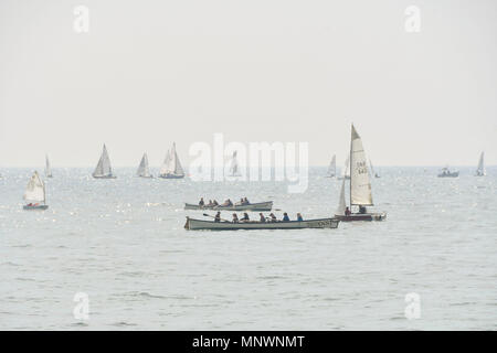 Lyme Regis, dans le Dorset, UK. 20 mai 2018. Météo britannique. Des concerts et des bateaux à voile sur l'eau à la station balnéaire de Lyme Regis dans le Dorset sur une chaude journée ensoleillée brumeux. Crédit photo : Graham Hunt/Alamy Live News Banque D'Images