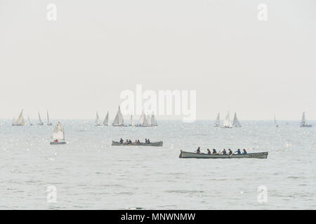 Lyme Regis, dans le Dorset, UK. 20 mai 2018. Météo britannique. Des concerts et des bateaux à voile sur l'eau à la station balnéaire de Lyme Regis dans le Dorset sur une chaude journée ensoleillée brumeux. Crédit photo : Graham Hunt/Alamy Live News Banque D'Images