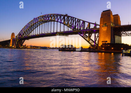 Sydney, Australie. 20 mai 2018. Sydney Harbour Bridge est vu s'illumina d'un 'sneak peek' extrait de l'éclairage spécial il s'affiche au cours de la '2018 Vivid Sydney' festival se tient du 25 mai au 16 juin 2018. Crédit : Robert Wallace / Wallace Media Network/Alamy Live News Banque D'Images