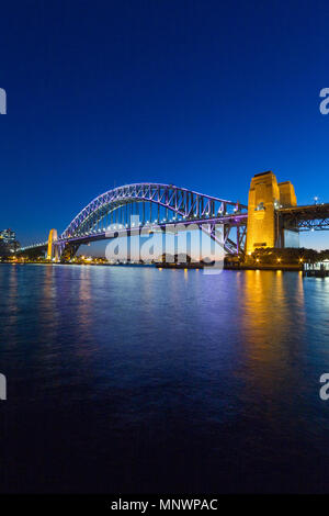 Sydney, Australie. 20 mai 2018. Sydney Harbour Bridge est vu s'illumina d'un 'sneak peek' extrait de l'éclairage spécial il s'affiche au cours de la '2018 Vivid Sydney' festival se tient du 25 mai au 16 juin 2018. Crédit : Robert Wallace / Wallace Media Network/Alamy Live News Banque D'Images