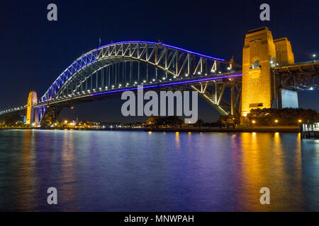 Sydney, Australie. 20 mai 2018. Sydney Harbour Bridge est vu s'illumina d'un 'sneak peek' extrait de l'éclairage spécial il s'affiche au cours de la '2018 Vivid Sydney' festival se tient du 25 mai au 16 juin 2018. Crédit : Robert Wallace / Wallace Media Network/Alamy Live News Banque D'Images