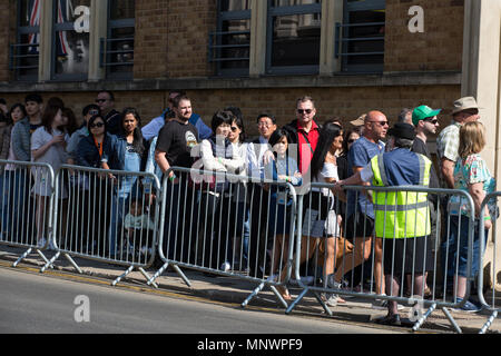 Windsor, Royaume-Uni. 20 mai, 2018. Les visiteurs d'attente pour l'accès au château de Windsor et la Chapelle St George à la suite du mariage d'hier du duc et de la duchesse de Kent, anciennement connu sous le nom de prince Harry et Meghan Markle. Credit : Mark Kerrison/Alamy Live News Banque D'Images