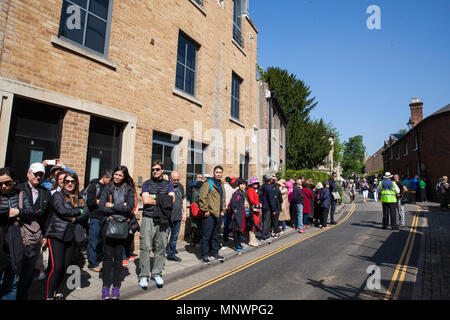 Windsor, Royaume-Uni. 20 mai, 2018. Les visiteurs d'attente pour l'accès au château de Windsor et la Chapelle St George à la suite du mariage d'hier du duc et de la duchesse de Kent, anciennement connu sous le nom de prince Harry et Meghan Markle. Credit : Mark Kerrison/Alamy Live News Banque D'Images