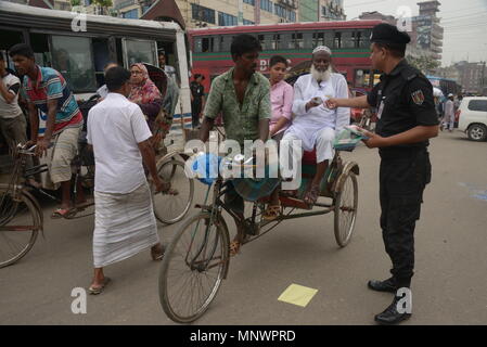 Dhaka, Bangladesh. 20 mai, 2018. Le Bangladesh's anti-crime force d'élite du bataillon d'action rapide (RAB) distribuer des tracts anti-drogue aux passagers dans une rue au cours d'une campagne anti-drogue à Dhaka, au Bangladesh. Le Bangladesh , le 20 mai 2018. Source : Xinhua/Alamy Live News Banque D'Images