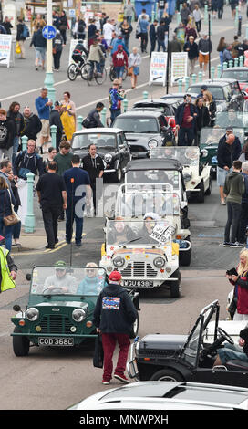 Brighton, UK. 20 mai 2018. - Un Mini Moke avec John Stapleton et Richard Frankson habillé comme la nouvelle Duc et Duchesse de Sussex rejoint les centaines de voitures prenant part à la London to Brighton Mini Car Run 2018 . L'événement annuel est organisé par la London & Surrey Mini Owners Club et les voitures de route vers le bas à partir de Crystal Palace dans le sud de Londres à Brighton en voiture Madère Crédit : Simon Dack/Alamy Live News Crédit : Simon Dack/Alamy Live News Banque D'Images