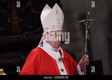 Rome, Italie. 20 mai 2018. (Saint-siège) LE PAPE FRANÇOIS célèbre la Pentecôte massin la Basilique Saint Pierre au Vatican. Credit : Evandro Inetti/ZUMA/Alamy Fil Live News Banque D'Images