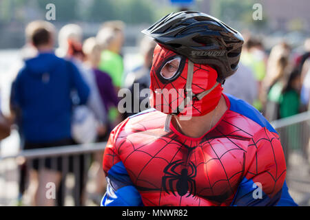 Liverpool, Royaume-Uni. 20 mai, 2018. Deux cyclistes de Spiderman de costumes à la Rock and Roll Marathon et Demi-marathon dans les rues de Liverpool. Credit : Ken biggs/Alamy Live News. Banque D'Images