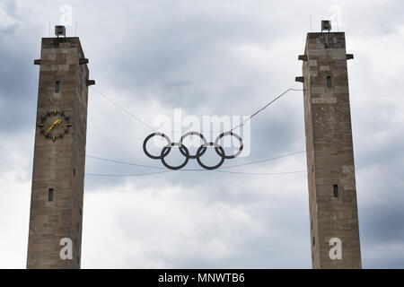 Symbole des anneaux olympiques qui pèsent sur stade olympique de Berlin, Allemagne Banque D'Images