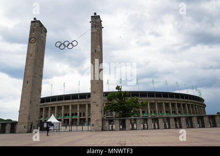 Symbole des anneaux olympiques qui pèsent sur stade olympique de Berlin, Allemagne Banque D'Images