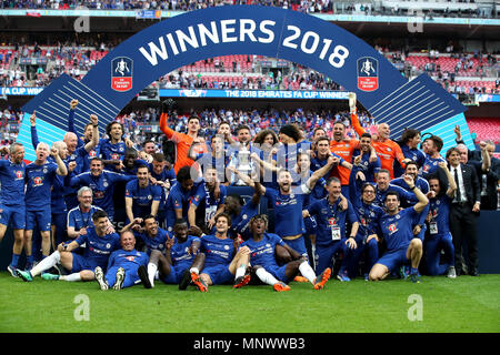Olivier Giroud de Chelsea (centre) célèbre avec le trophée et ses coéquipiers après avoir remporté la finale de la FA Cup Emirates au stade de Wembley, Londres. Banque D'Images