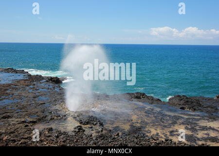 Jaillissement corne est au large de la côte sud de Kauai dans le district de Koloa et est connue pour ses vagues et grand jet d'eau. Banque D'Images