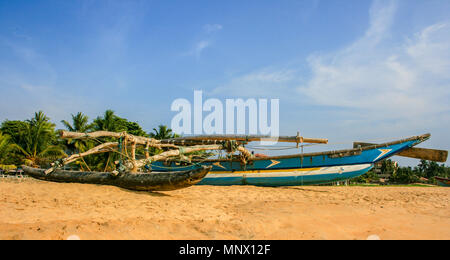 Oruwa traditionnel des bateaux de pêche à la plage de Negombo, Sri Lanka Banque D'Images