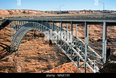 Glen Canyon Bridge près de Page en Arizona Banque D'Images