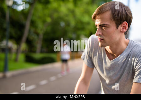 Young handsome man relaxing at the park Banque D'Images