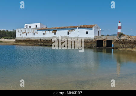 Moulin à eau dans le parc naturel de Ria Formosa. Olhao, Algarve, Portugal Banque D'Images