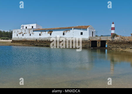 Moulin à eau dans le parc naturel de Ria Formosa. Olhao, Algarve, Portugal Banque D'Images