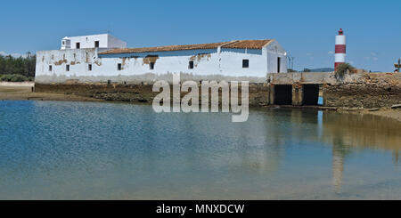 Moulin à eau dans le parc naturel de Ria Formosa. Olhao, Algarve, Portugal Banque D'Images