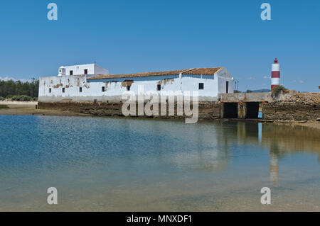 Moulin à eau dans le parc naturel de Ria Formosa. Olhao, Algarve, Portugal Banque D'Images