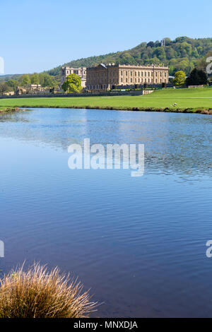 Chatsworth House des rives de la rivière Derwent, Chatsworth, Derbyshire, Angleterre, RU Banque D'Images