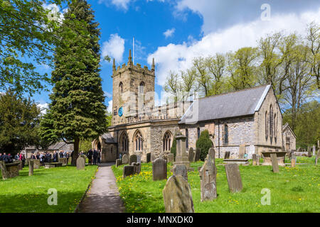 L'église paroissiale d'Eyam, Peak District, Derbyshire, Angleterre, Royaume-Uni. Eyam est parfois appelé le village de Plague. Banque D'Images