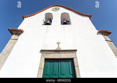 Façade de l'église Notre Dame de l'Assomption, une simple église construite au 18e siècle à l'intérieur des murs du château de Vinhais, Portugal Banque D'Images