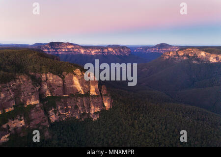 Blue Mountains de Grand Canyon avec leap GOvett Pulpit Rock cliffs au coucher du soleil en vue aérienne élevée vers le ciel rose. Banque D'Images