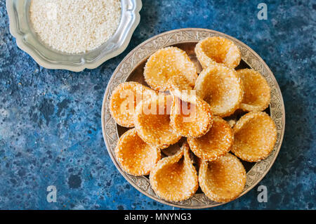 Le miel et le sésame babouches - arabe populaire dessert. L'arabe et moyen-orientaux concept Banque D'Images