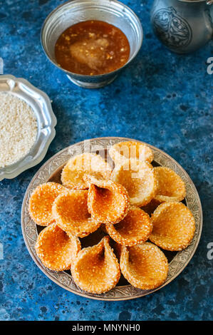 Le miel et le sésame babouches - arabe populaire dessert. L'arabe et moyen-orientaux concept Banque D'Images