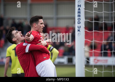 Jack Redshaw célèbre avec Tom Walker après avoir marqué. Salford City FC vs Curzon Ashton. Banque D'Images